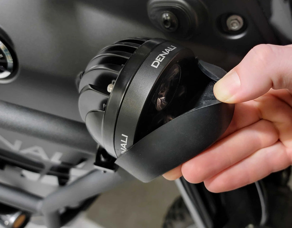 Denali Slip-on blackout cover kit voor D3 & DR1 lampen - ApexMoto