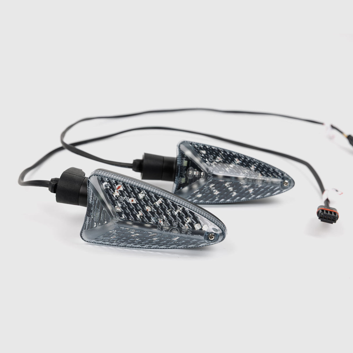 WeiserWeiserCAN EXT-CAN LED multifunction rear indicator with plug-and-play installation for vehicles, showing the indicator lights on the car's rear.