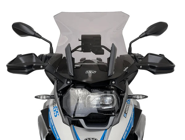 WRS Sport windscherm for BMW R1200GS, R1250GS, and Adventure models, black motorcycle windscreen on a bike.