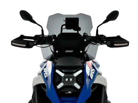 WRS Touring windscherm for BMW R1300GS, transparent or smoked, shown installed on motorcycle with aerodynamic design.