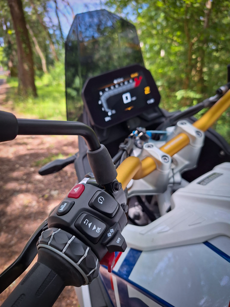 BMW F 450 GS cockpit