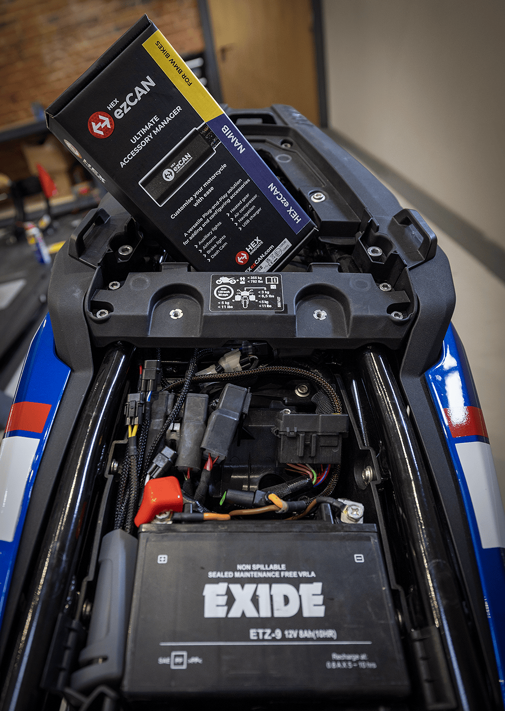 ezCAN Namib onder de zadel van de BMW F 450 GS