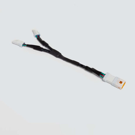 Weiser WeiserCAN B6 Y-splitter adapter cable connected to electronic devices, showing the black Kabelboom design and ports.