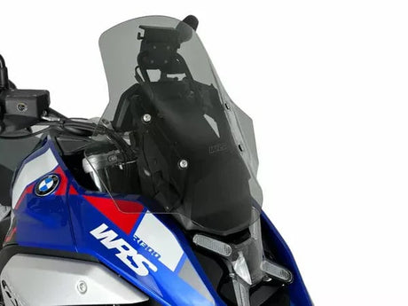 WRS Standaard Plus windscherm in transparent or smoked finish mounted on BMW R1300GS motorcycle for wind protection.