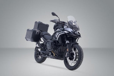 SW-Motech Trax Adventure kofferset for BMW R1300GS motorcycle with durable, black hard cases and secure mounting hardware.