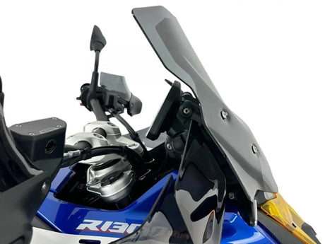 WRS Touring Plus windscherm with radar for BMW R1300GS Adventure motorcycle, providing wind protection and aerodynamics.